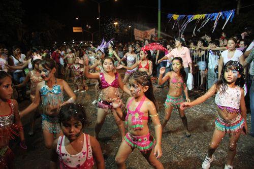 Chicos disfrutando del carnaval