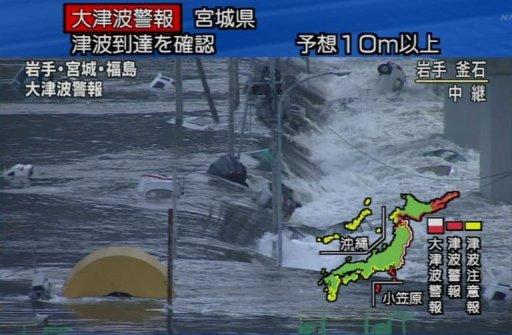 El agua del maremoto arrasa una calle en Miyagi