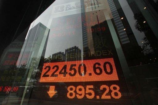 Un panel electrónico muestra la caída del índice Hang Seng de la Bolsa de Hong Kong