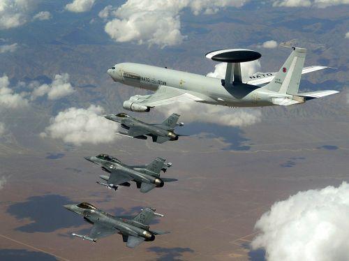 Aviones awacs que desplegará la OTAN en Libia