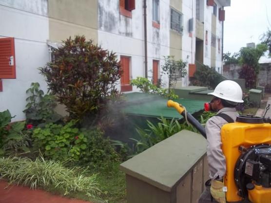 Fumigación en barrio Policial de Las Talitas