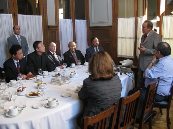 Autoridades con los empresarios chinos