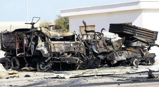 Vehículos del ejército destruidos en la base de la marina libia de Bousst