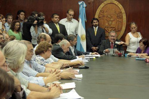 Cerisola en medio del discurso en apertura de sesiones