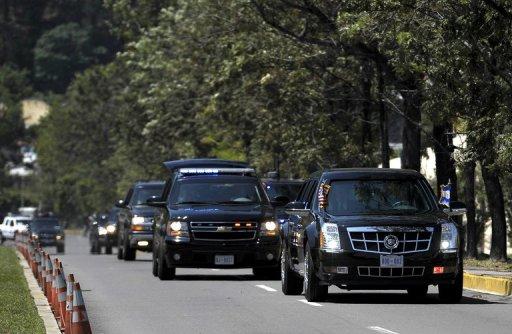 Caravana de vehículos blindados trasladan a Obama al aeropuerto salvadoreño