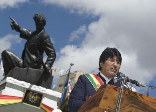 Evo Morales y de fondo Abaroa