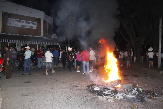 Plicías mantuvieron un corte, con incendio de cubiertas, frente a  la Jefatura