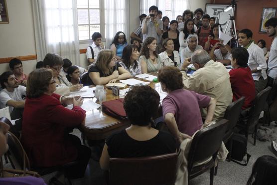 Un intenso debate se vivió ayer en la sesión extraordinaria del Consejo Directivo de Filosofía y Letras