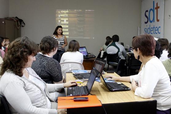 Un grupo de docentes de Filosofía y Letras comenzaron una capacitación sobre nuevas tecnologías para implementarlas en las aulas