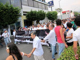 El poeta Sicilia encabezando la marcha