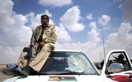 Un rebelde libio a las afueras de la ciudad de Ajdabiya