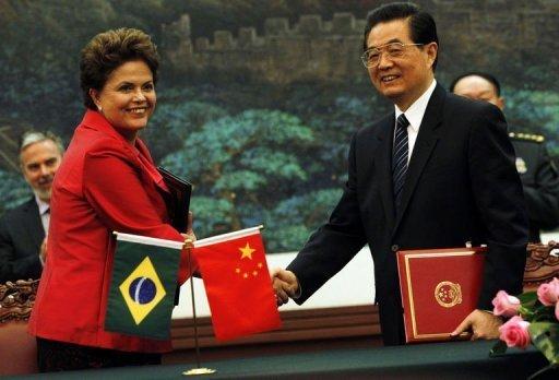 Dilma Rousseff, estrechando la mano de Hu Jintao