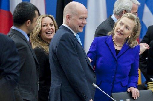 El jefe de la diplomacia británica, William Hague (c); de EEUU, Hillary Clinton (dcha), y la española, Trinidad Jiménez.