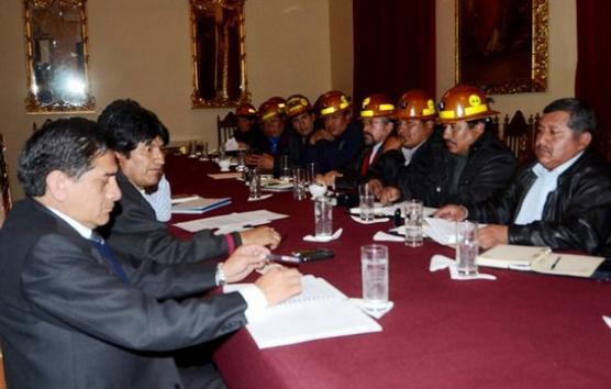 Cooperativistas mineros con Evo Morales