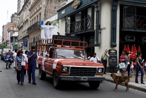 Ayer un puñado de 30 personas se movilizó por el centro luego de desafiliares de ATSA