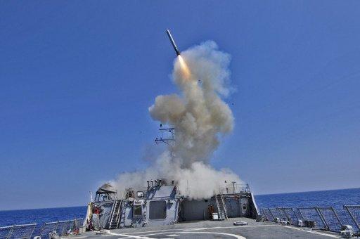 El destructor USS Barry lanzando un misil Tomahawk desde el mar mediterraneo