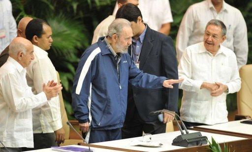 Fidel Castro entrega a su hermano Raúl las riendas del Partido Comunista de Cuba