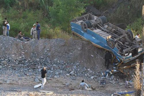 Un colectivo en que viajaban trabajadores de la cosecha del limón cayó al río Lules