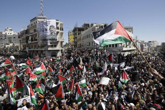 Miles de palestinos festejan unidad Hamas-Fata