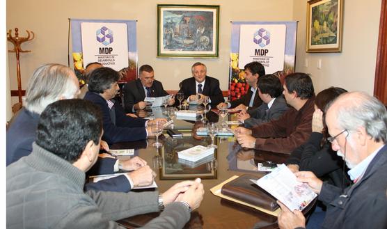 Autoridades y organizadores en la presentación