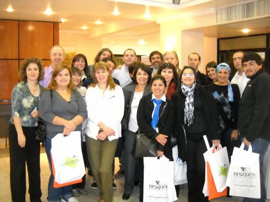 Integrantes de la delegación junto a agentes tucumanos