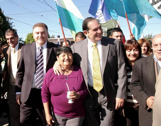 Alperovich y Amaya junto a los vecinos