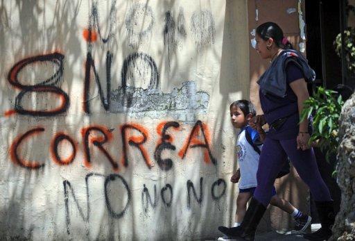 Un graffitti contra el referendo lanzado por el presidente ecuatoriano Rafael Correa