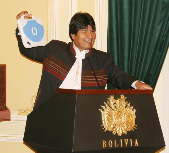 Evo Morales muestra la netbook