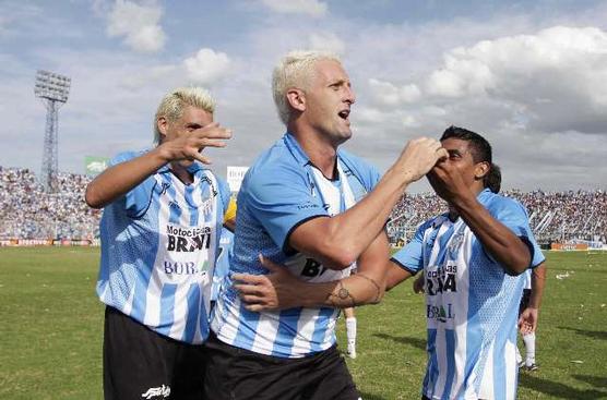 Fernando Stang, festeja luego de convertir el único gol del encuentro