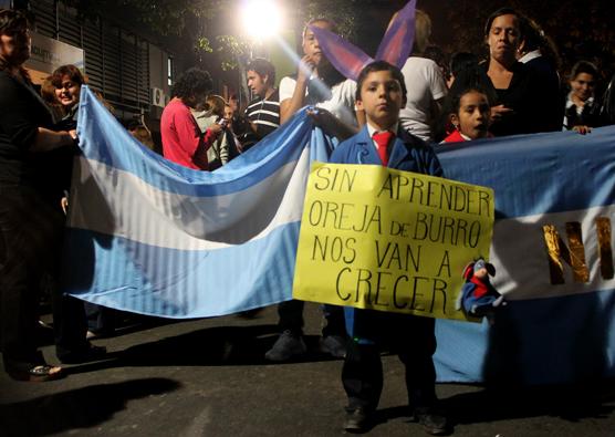 Anoche marcharon los docentes municipales junto a padres y alumnos