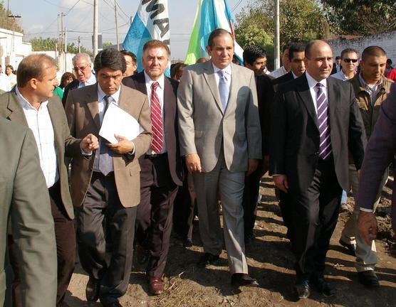 Autoridades recorriendo las obras