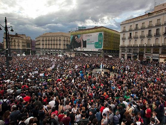 Miles de jóvenes en la Puerta del Sol