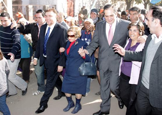 Gobernador e Intendente recorriendo la zona 