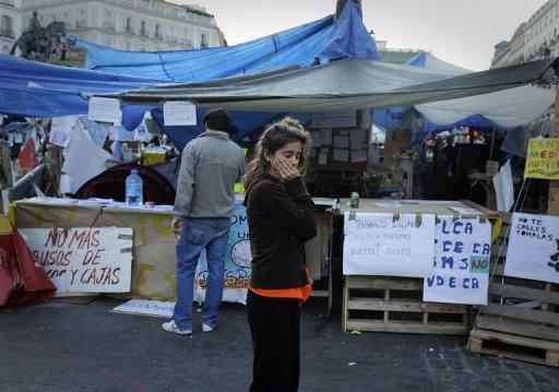 Unos manifestantes ocupan la Puerta del Sol de Madrid