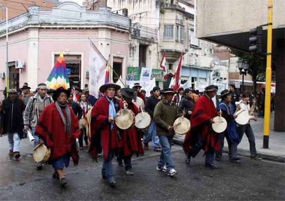 Alrededor de mil personas marcharon ayer por el centro de la Capital tucumana