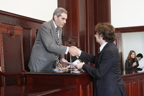 El presidente del la corte Suprema de Justicia de la Provincia, Antonio Estofán saludando a un joven que asumió a un cargo