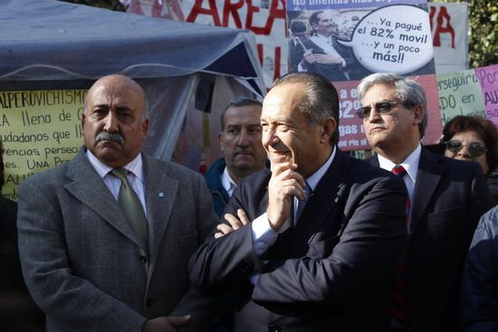 Adolfo Rodríguez Saa, junto a José Costanzo y Esteban Jerez visitaron las carpas en Plaza Independencia