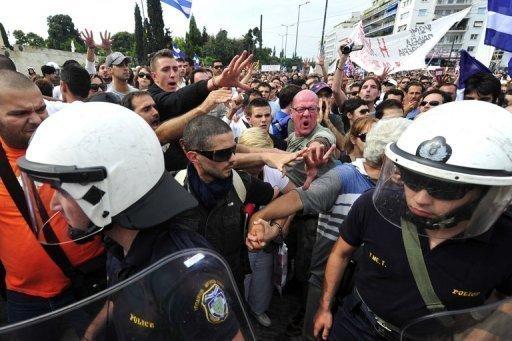 La policía antimotines enfrenta a manifestantes frente al Parlamento en Atenas 