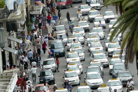 Circulan alrededor de 10.000 taxis en San Miguel de Tucumán, sin embargo actualmente están habilitados 5750 unidades