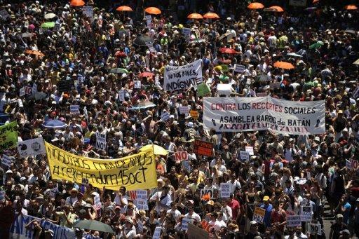 Manifestantes del 'Movimiento del 15-M' protestando este domingo en el centro de Madrid