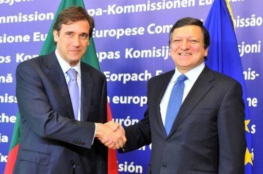 José Manuel Barroso saluda al nuevo primer ministro de Portugal, Pedro Passos Coelho, en Bruselas