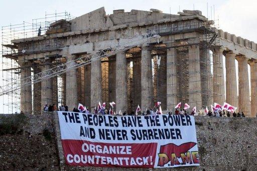 Miembros del sindicato comunista griego PAME manifestándose ayer