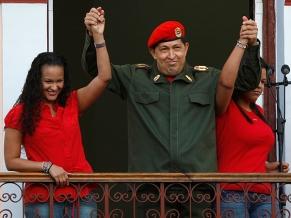 Chavez y sus hijas, saludan a la multitud