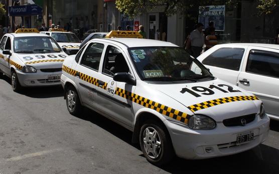 Taxistas piden un aumento del 60 % en las tarifas