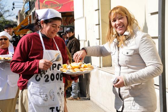 Turista preimada recibiendo empanadas tucumanas