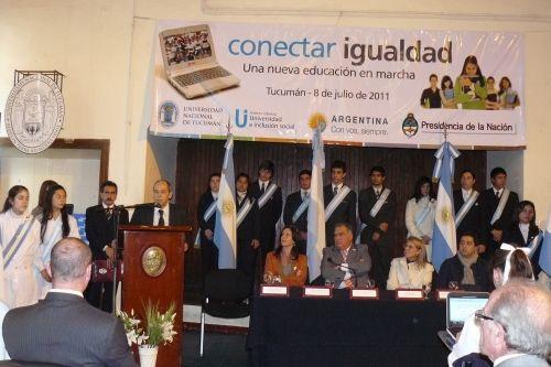 Entregas de netbooks a escuelas de la UNT