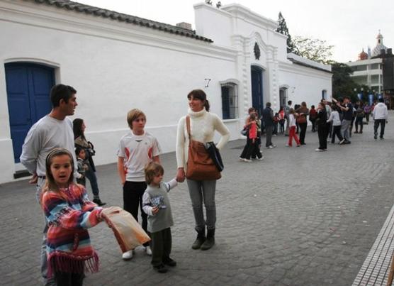 Turistas en el Paseo de la Independencia