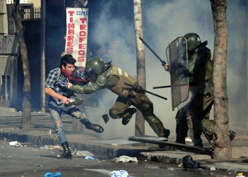 Un policía se lanza sobre un estudiante