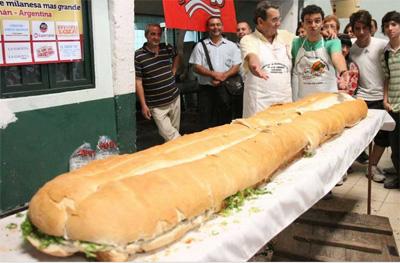 Victor Tirador, realizó el Sandwich de milanesa más grande del mundo, ahora va por el kipe récords