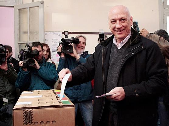 El gobernador electo votando